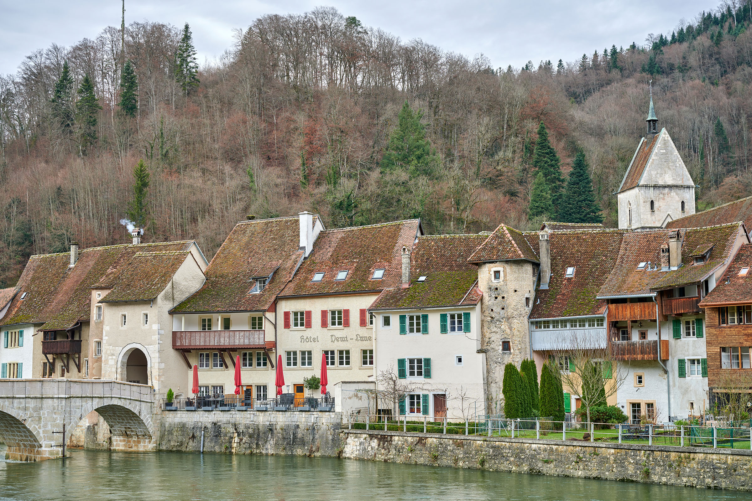  Il nucleo storico dal villaggio St-Ursanne in Jura. 